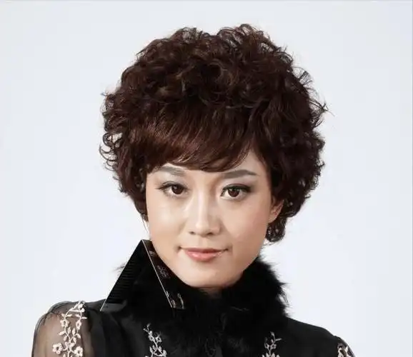 女人如果还没到60岁这3款大妈发型尽量别留会显老很多