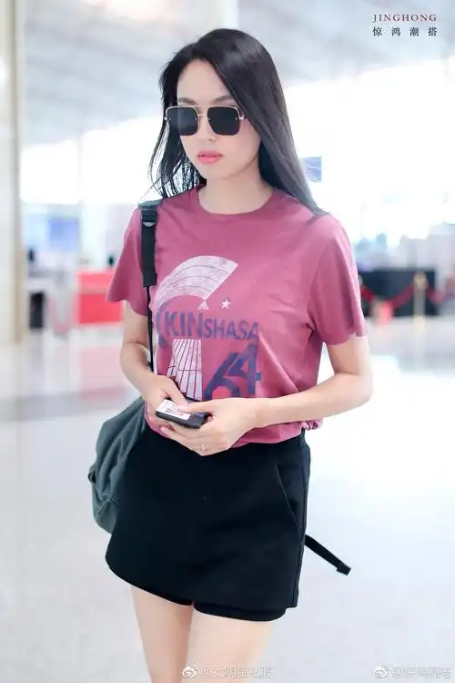 张梓琳世界小姐明星同款出街机场街拍t恤配黑色裤裙短裤两件套