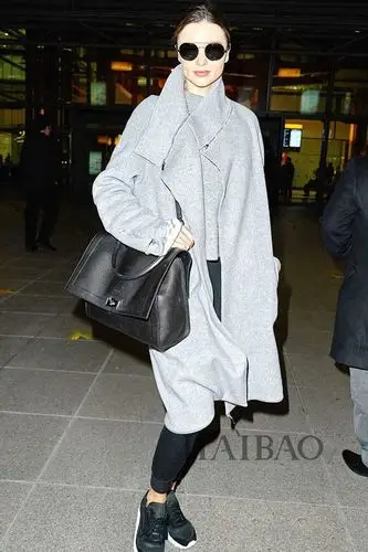 米兰达·可儿 (miranda kerr) 穿灰色大衣抵达伦敦