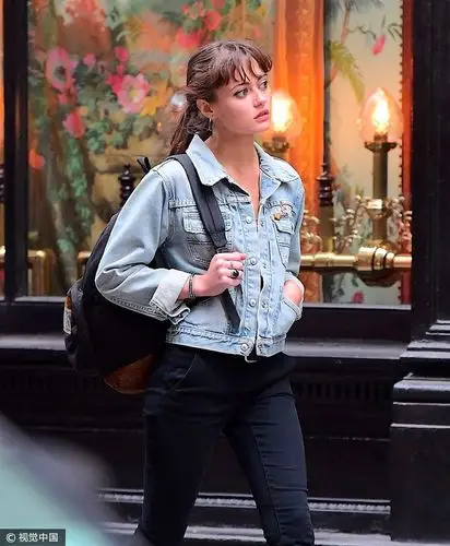 换口味了?皮特新绯闻女友珀内尔甜美现身 背双肩包留齐刘海似学生妹