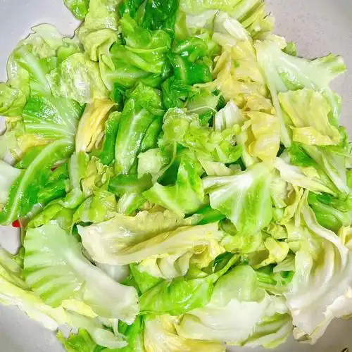 五分钟搞定又脆又开胃的干煸手撕包菜