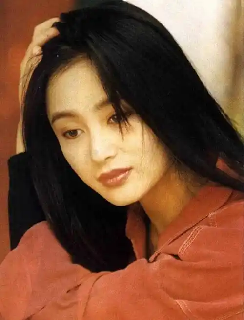 "大陆第一美女"陈红年轻时多美?长相天然穿衣时髦,惊艳了时光