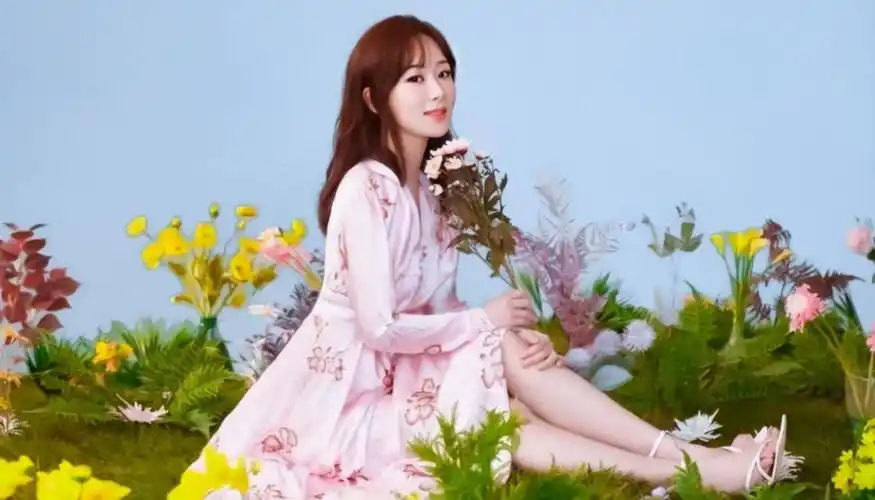 杨紫最新广告曝光,大胆挑战五种风格,却意外撞脸谭松韵_外形_身材