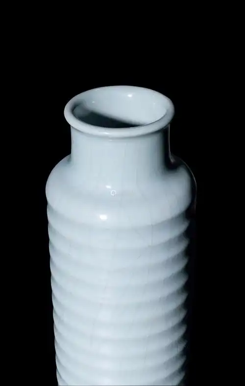 清雍正 仿官釉弦纹瓶