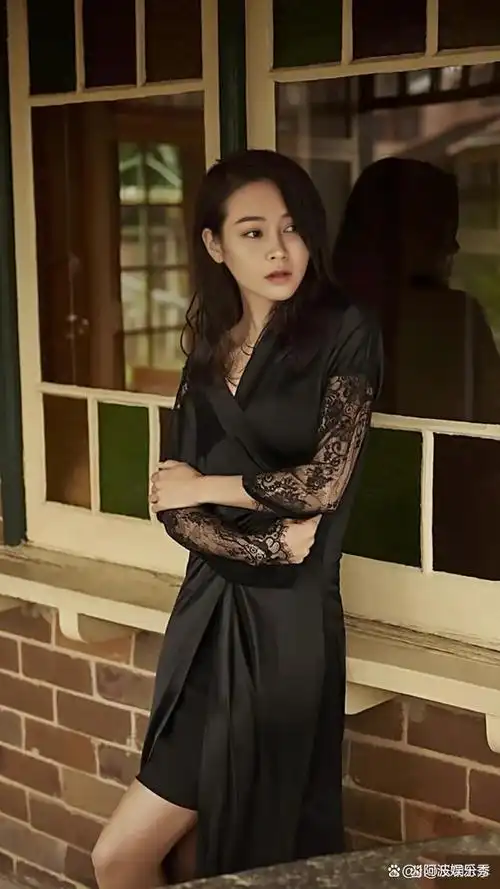 于明加是一位演技出众的女演员,曾经出演过《金婚》《手机》《楚汉