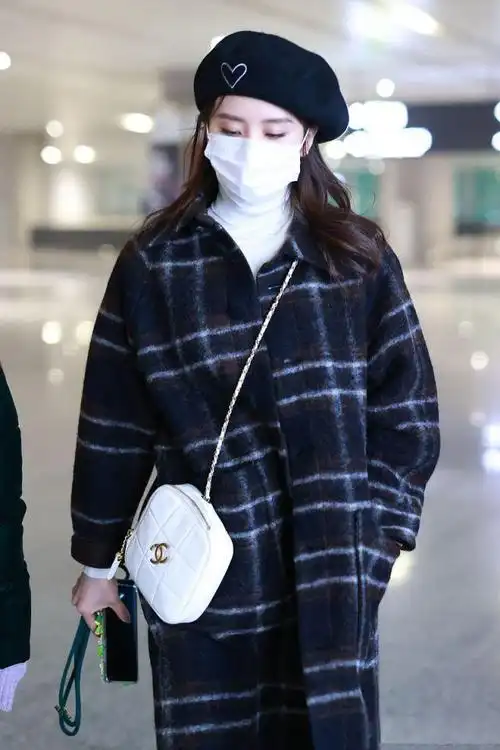 刘诗诗太会穿,复古风大衣配马丁靴真洋气,小娇妻给吴奇隆长脸