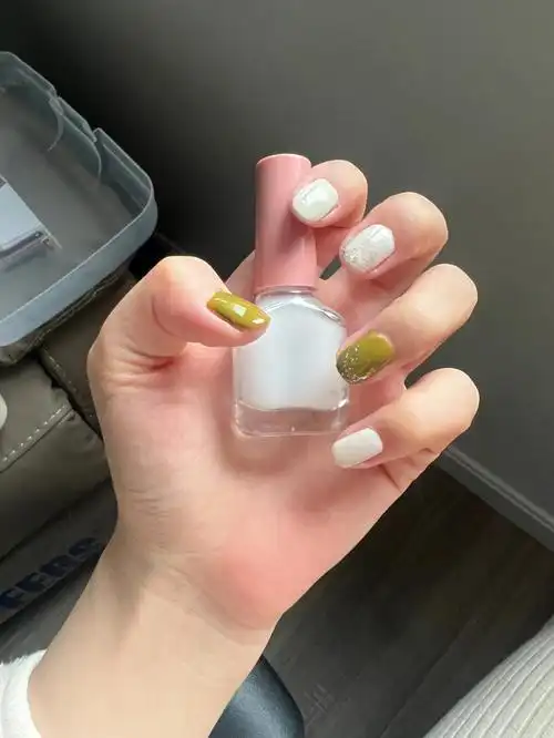 芥末绿酸奶白奶茶色的指甲油