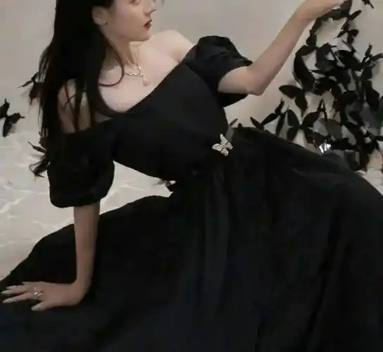 迪丽热巴拍杂志封面,捂胸动作成焦点,网友:不想露可以不露!