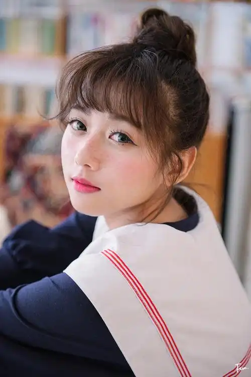 可爱丸子头少女秘密空间学生制服美女图片