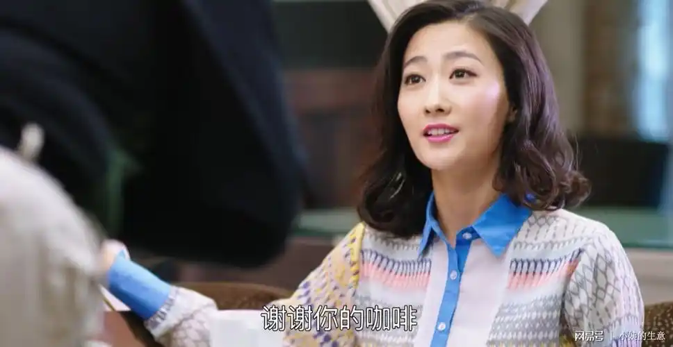 妻子瞒着丈夫跟老同学喝咖啡,被玻璃门外的丈夫发现