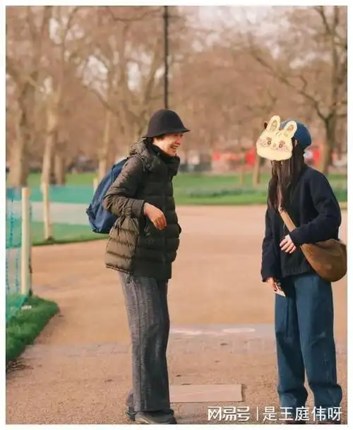 57岁蒋雯丽英国被偶遇纯素颜气质满满颜值太能抗了