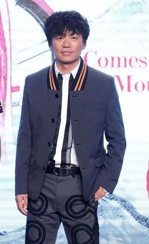 别看王宝强个子不高,但穿上骑马装也太帅了,哪像是草根出身的人