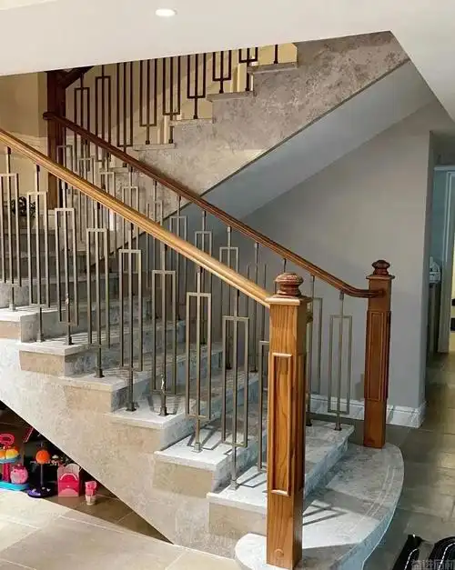 楼梯还是选择大理石的好,档次真的很有逼格