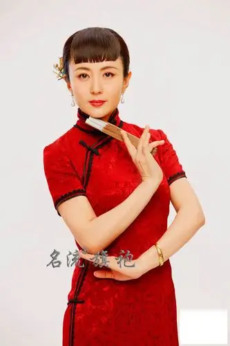 杨童舒中国红旗袍尽显古典东方美杨童舒新年写真曝光