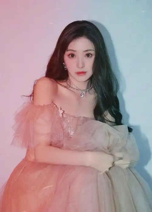 清纯女星张含韵上演在逃公主蜜桃纱裙显气质满满的少女心