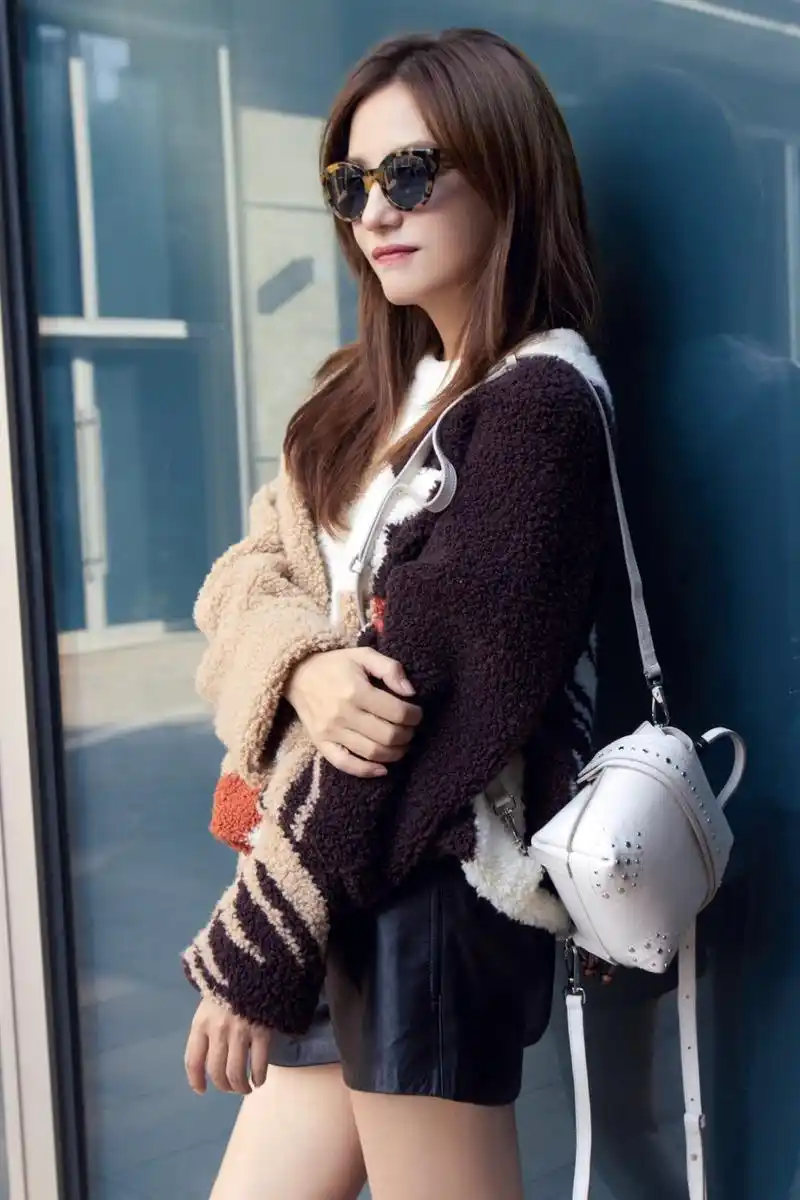 赵薇街拍大片曝光 简约造型尽显随性优雅气质