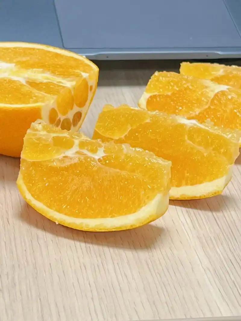 我真的好这一口 果真 不是所有的橙子都叫赣南脐橙 切开的时候果汁就
