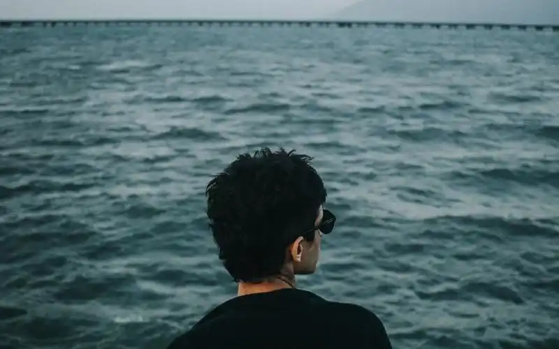 一个人面朝大海的背影