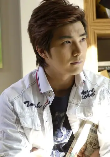 《活该你单身》全新推出男主演贺军翔的一组剧照,"小美"剧中的百变