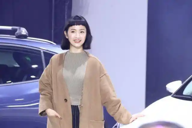 林依晨扮嫩剪齐刘海看起来活力十足一点不像结了婚的人