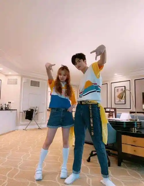 宋雨琦合照都是"剪刀手",和他却不同,看到照片后粉丝:别误会