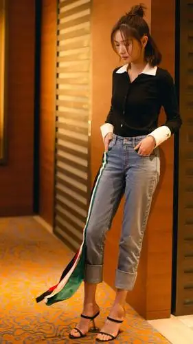 万茜才是时髦教科书穿黑衬衫配牛仔裤亮相半扎丸子头好美