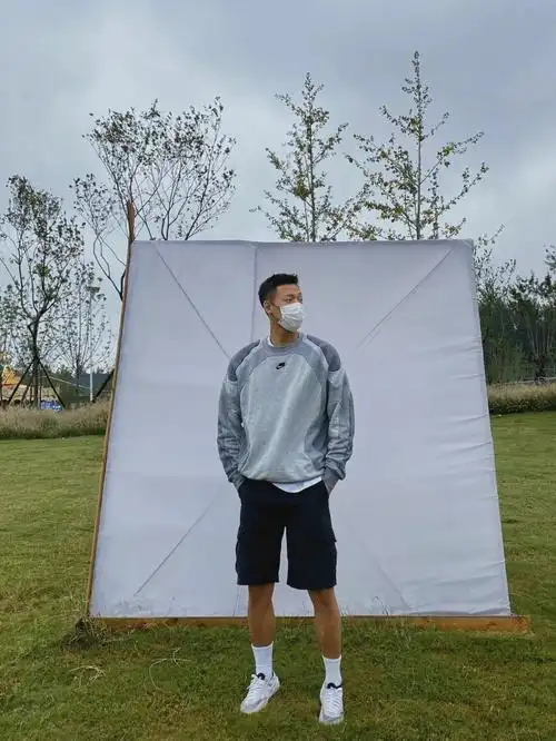 感觉由于草坪都湿了就没有支帐篷用的店家提前搭建好的上衣:nike裤子