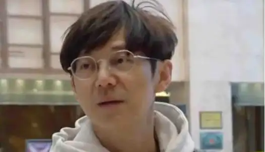 "不老男神"是假的,满脸皱纹,发福发腮,生图揭露"人间真实!