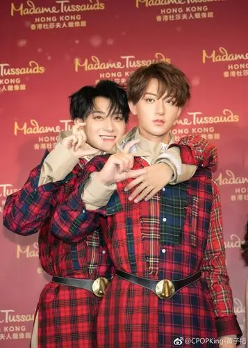 黄子韬兄弟相逢亲密合照同样的衣服和造型你能分辨出来吗