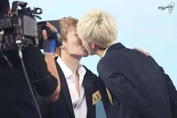 张艺兴吴世勋接吻动图高清 两人背吻具体时间