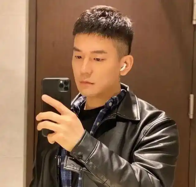 2021年流行的男生发型参考 这10款短发超帅气 - 99短媒 - 短视频运营