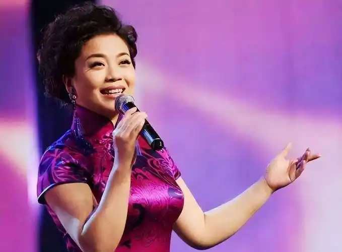 大一时,张也参加了电视举办的青年歌手赛,她获得了第十一名的优秀奖.