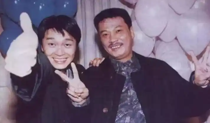 图:周星驰与吴孟达早年合影