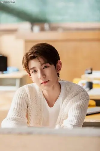 身穿温柔针织衫的王源简直是小太阳温暖又治愈