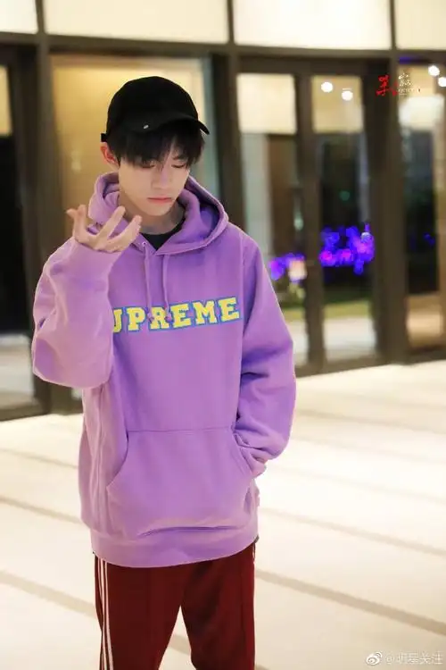 3月22日易烊千玺下班,身着紫色supreme卫衣,搭配红色阿迪达斯长裤