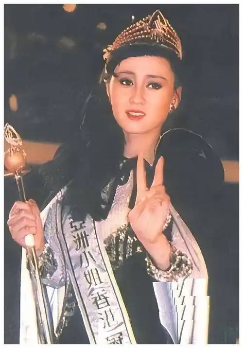 利智近照:老花镜 短发,一夜苍老惹人心疼!_李连杰_变化_香港