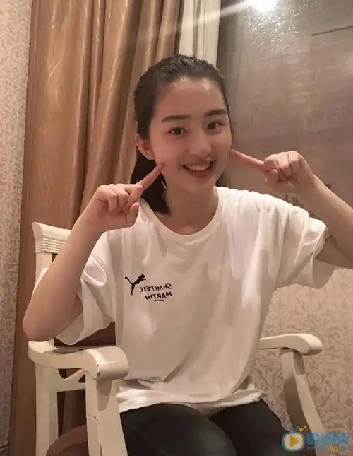 邓恩熙个人资料简介_邓恩熙图片写真_生活照_家庭背景-明星库