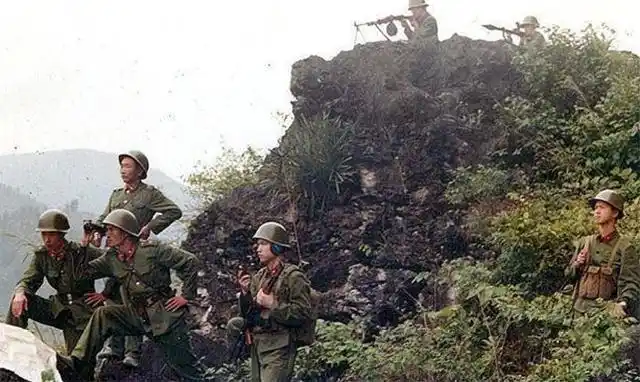 中越战争之法卡山战役最后活下来的战士相拥而泣场面感人