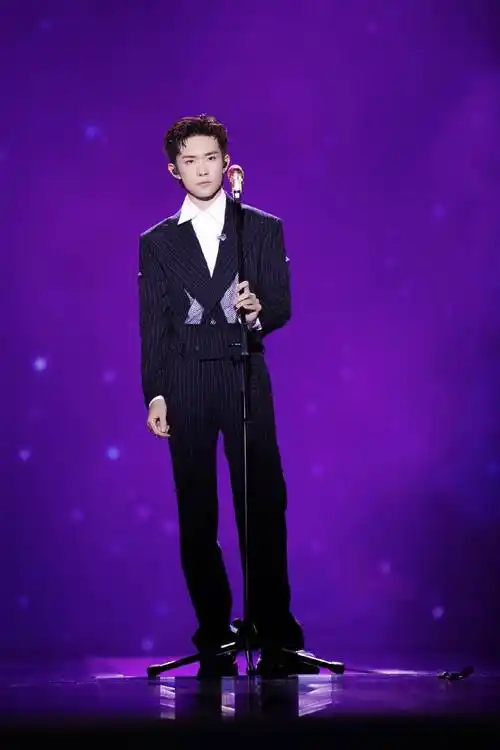 易烊千玺写真照曝光,穿灰蓝色西装配超短马甲,尽显复古忧郁气息_街舞