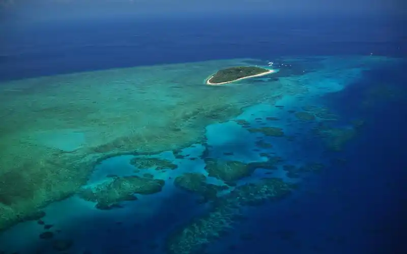鸟瞰热带海岛蓝色绚丽风景桌面壁纸