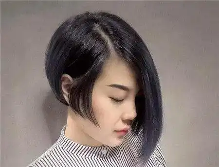 "不等式"短发   一边长一边短的发型设计,完美展现出好看的侧颜.