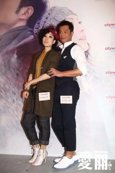 郑秀文高领衫与古天乐红黑配