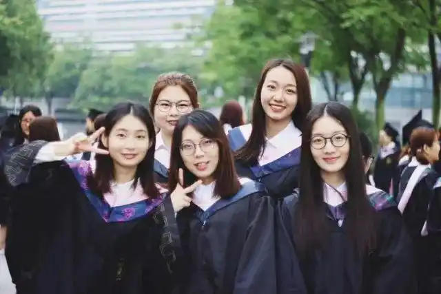 毕业季定格学士服的瞬间河海不说再见