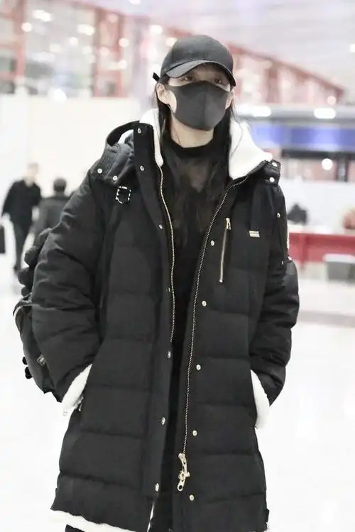 关晓彤穿黑色大衣走机场蓝白围巾温暖优雅细长美腿太好看