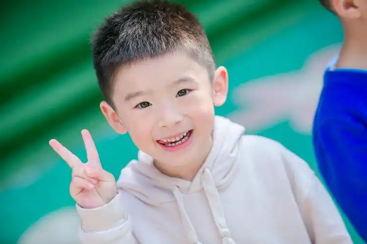 远远的观望…即刻捕捉孩子的一刹那…童真的笑…真实的神情……一个