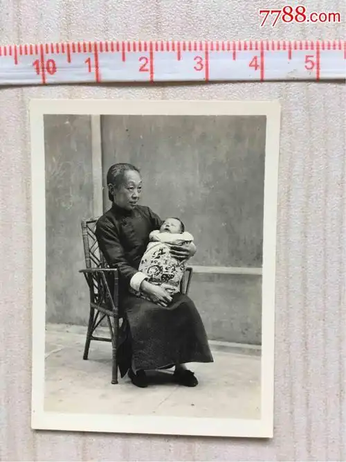 民国老照片小脚老太太抱小孩
