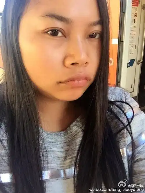 凤姐晒自拍表情高冷又瘦了心情貌似不错嫌大鹅太肥