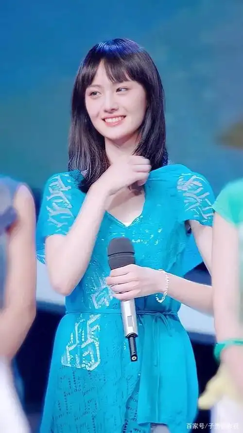 郑爽,身着时尚美装,美丽动人,魅力无限