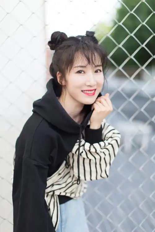 开学季添新衣,衣服发型焕然一新,近日,演员李念发布了一组秋日写真