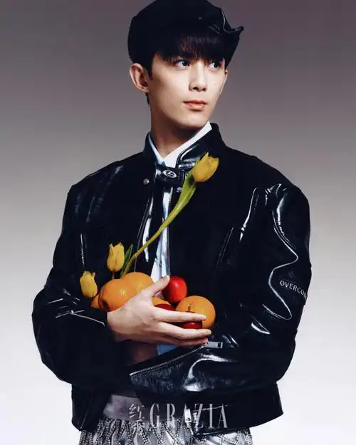 吴磊白色镂空背心##吴磊顺毛小王子造型